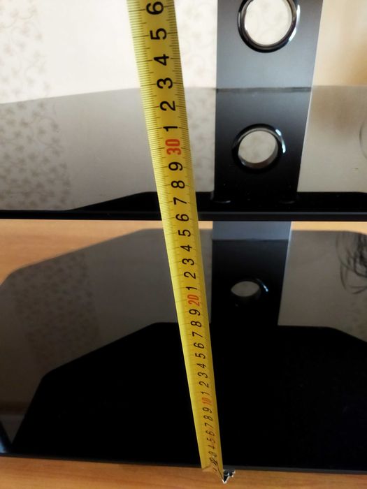 стол из стекла с алюминиевыми ножками.