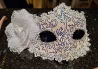 Maska karnawałowa biała Maska brokatowa z kwiatem na karnawał bal
