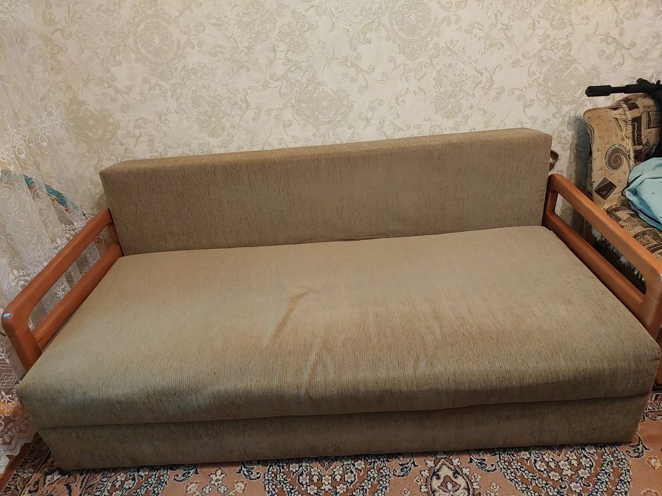 Диван -кровать з подушками