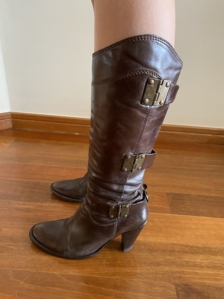 Botas de pele  com aplicações em metal