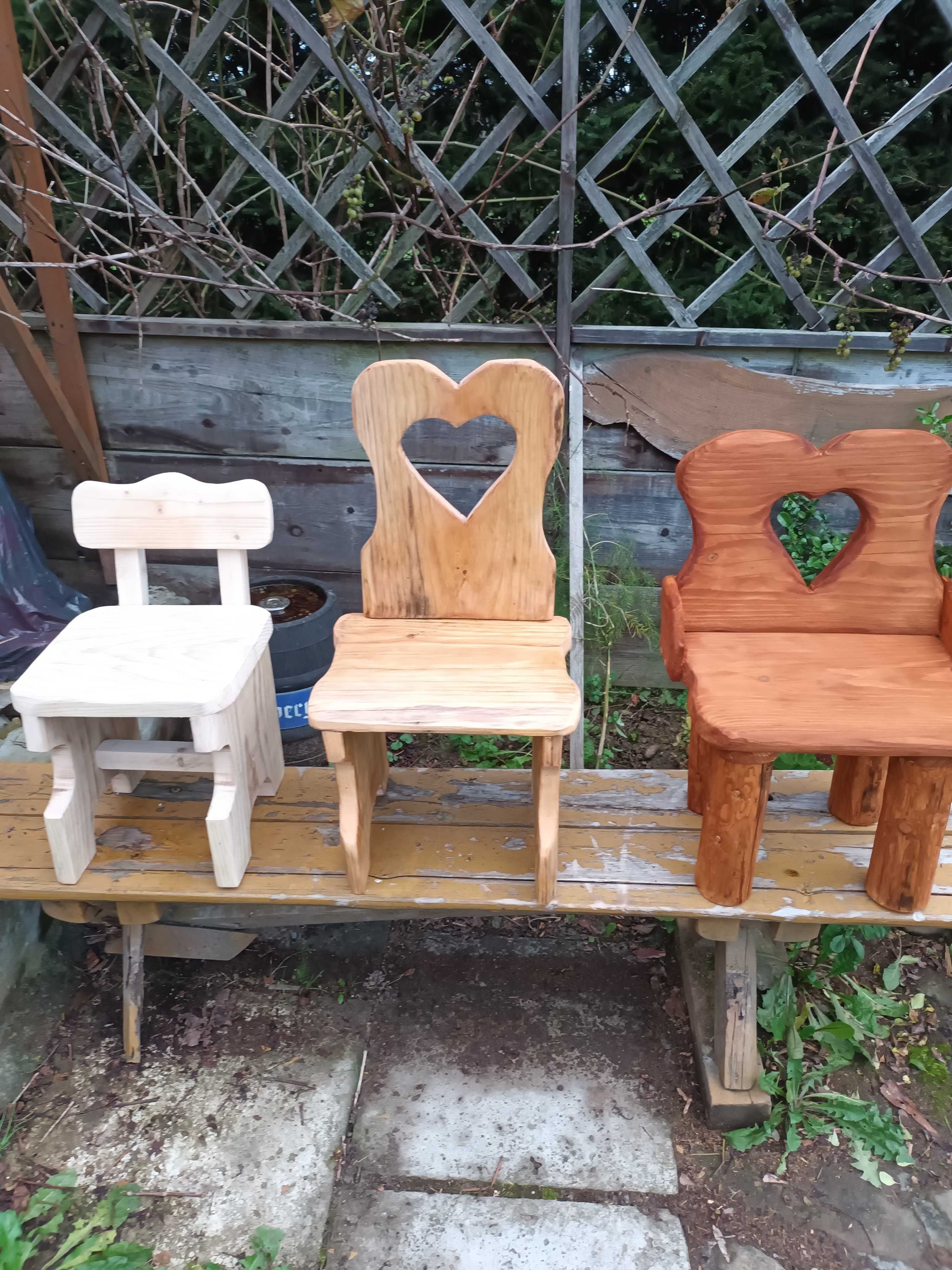 Ładne krzesełka drewniane