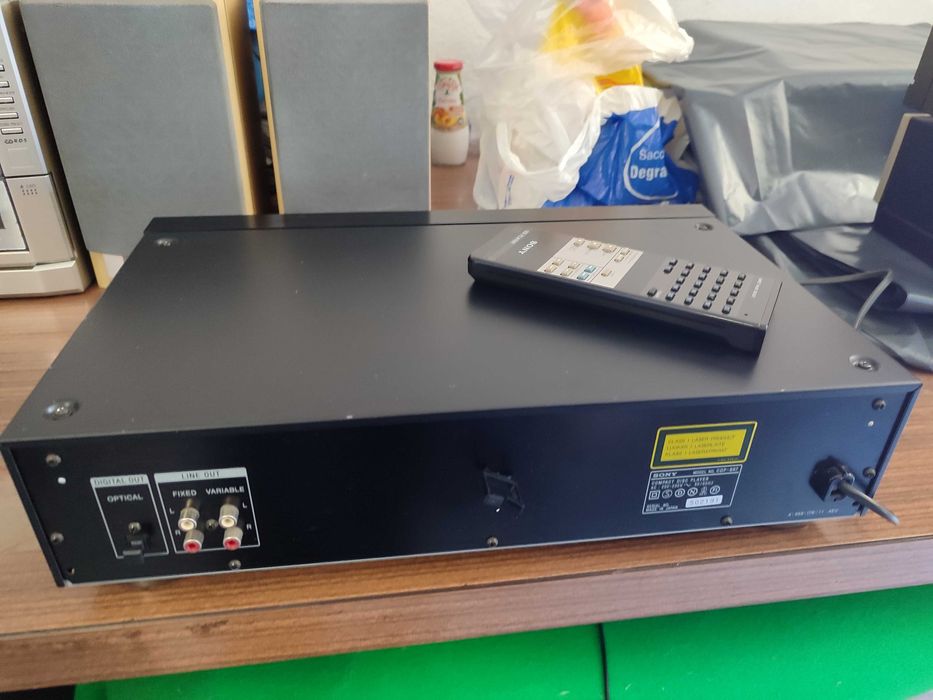 3 Elementos de som usados (2 leitor de cassetes e 1 leitor cd)