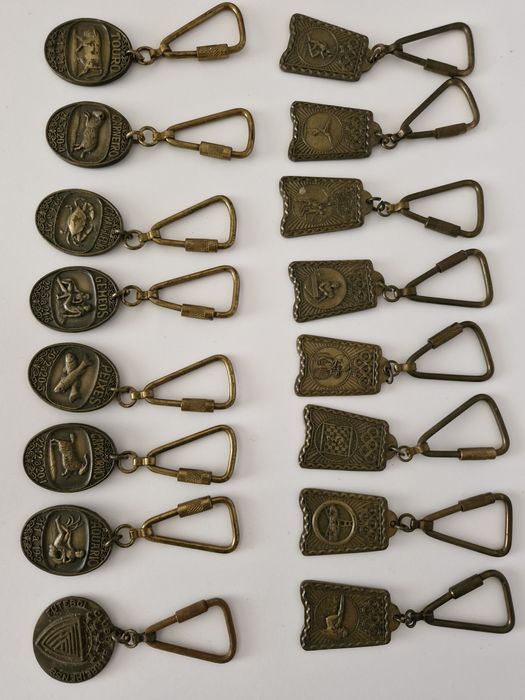 Vários porta-chaves em bronze