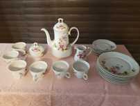 Porcelanowy serwis kawowy.