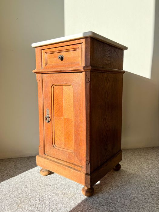 Szafka z marmurowym blatem