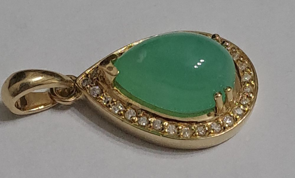 Zawieszka złota zbrylantami.