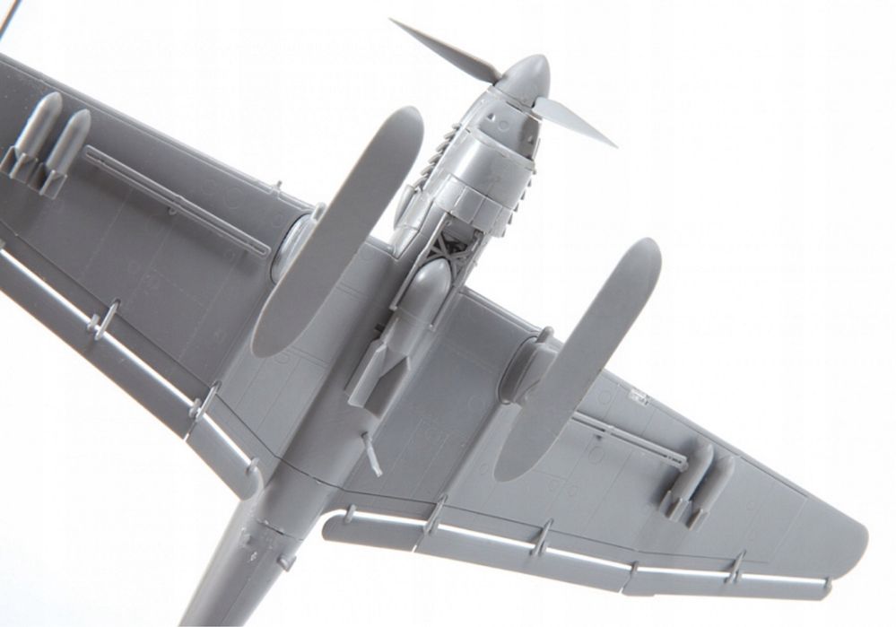 Zvezda 7323 model 1/72 samolot JU-87B-2/U4 "STUKA" with skis