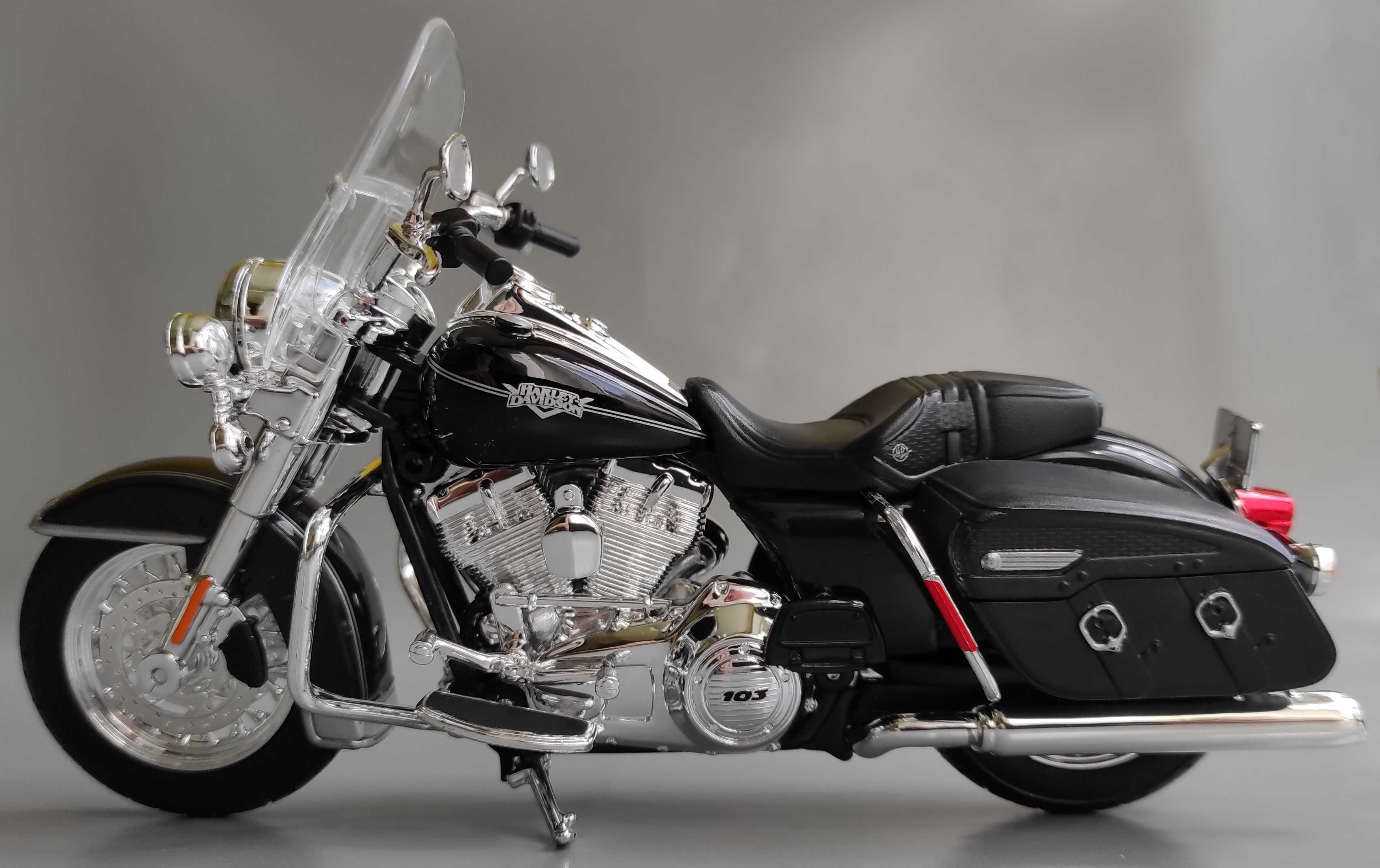 Модель "Harley-Davidson Road King Classic 2013" 1/12 (Maisto)