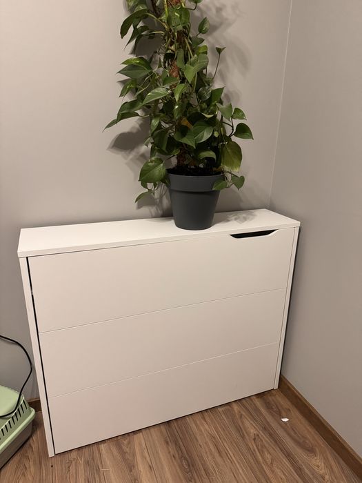 Białe biurko skladane