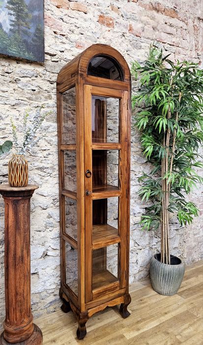 Stylowa witryna drewniana – unikatowy mebel z charakterem