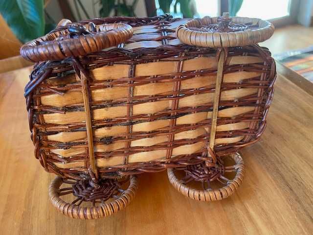 Wiklinowy wózek , kwietnik