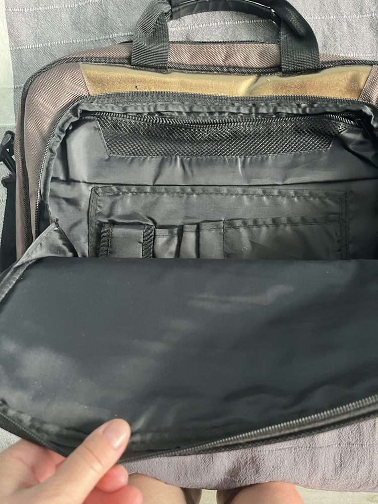 Czarna teczka na dokumenty laptop