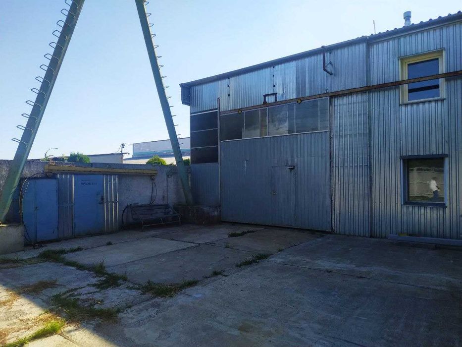 Виробниче приміщення з кран-балкою