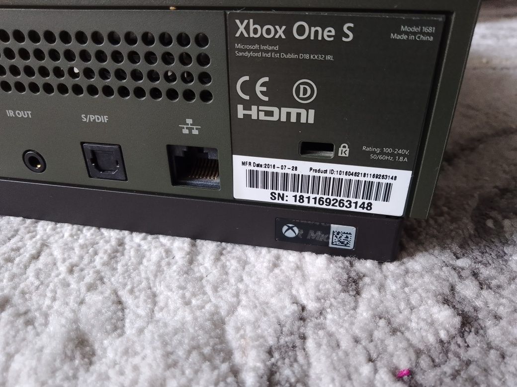 Xbox One S 1tb + 2 pady
