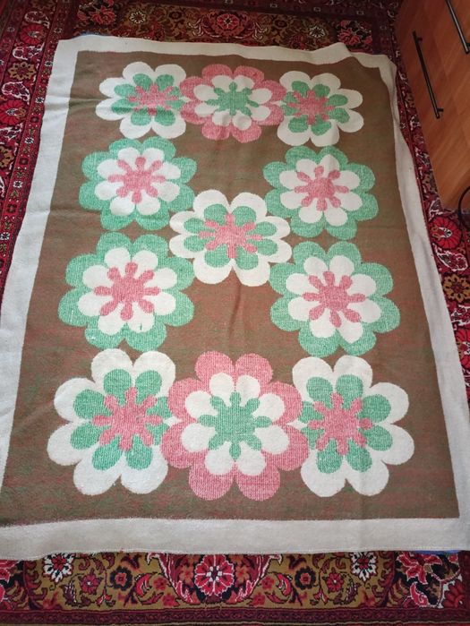 Продам одеяла 140*195  два шерстяные и два на синтепоне