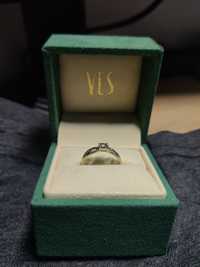 Pierścionek zaręczynowy z dwukolorowego złota z diamentem