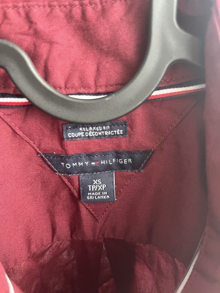 Modna bordowa koszula Tommy Hilfiger.
