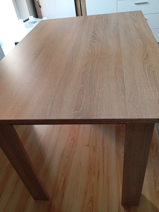 Stół w bardzo dobrym stanie