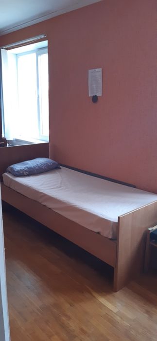 В 2-х этажном доме,комнаты, (бомбоубежище, свет всегда)