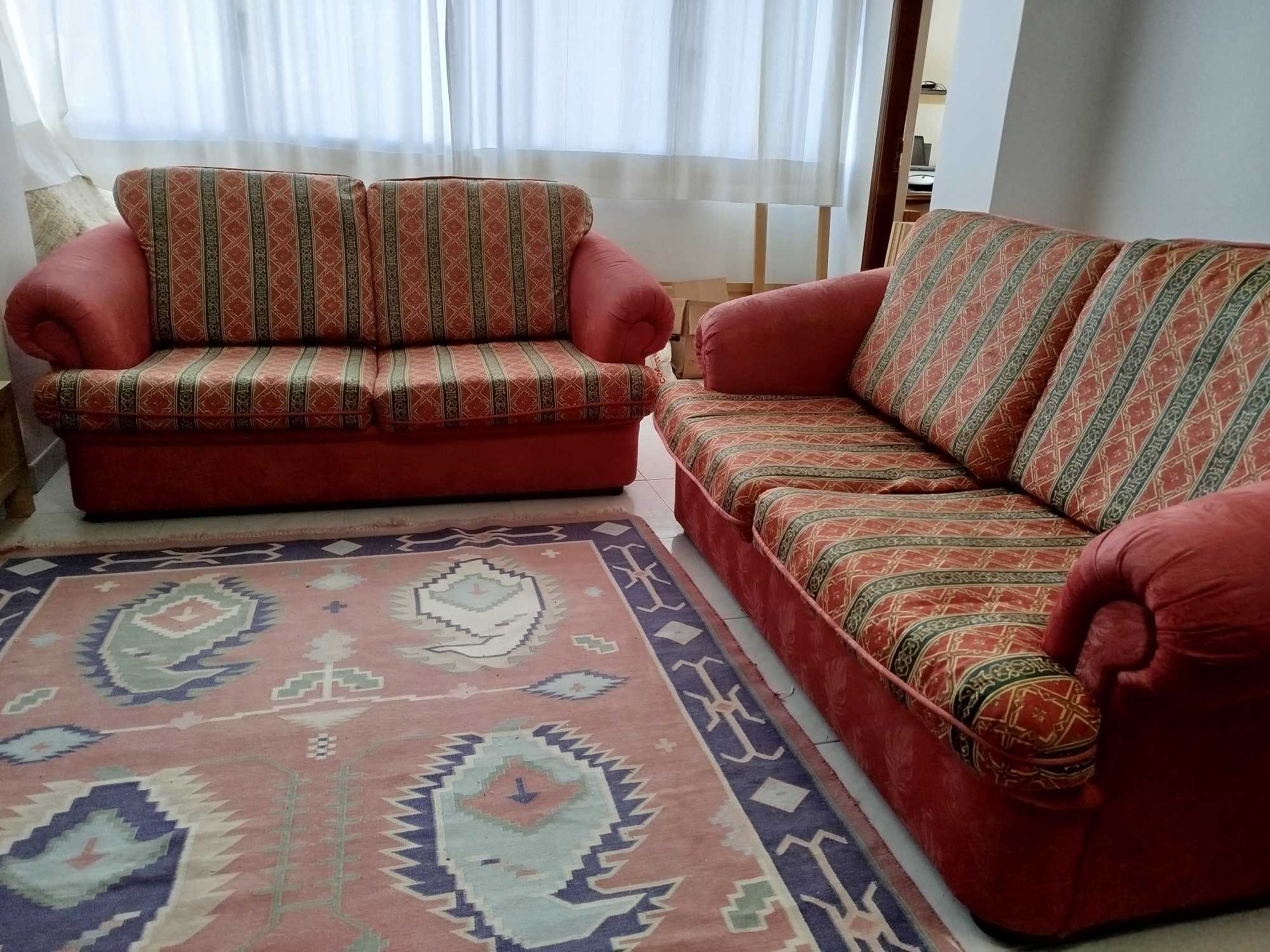 Dois sofás de 2 lugares com cama de casal