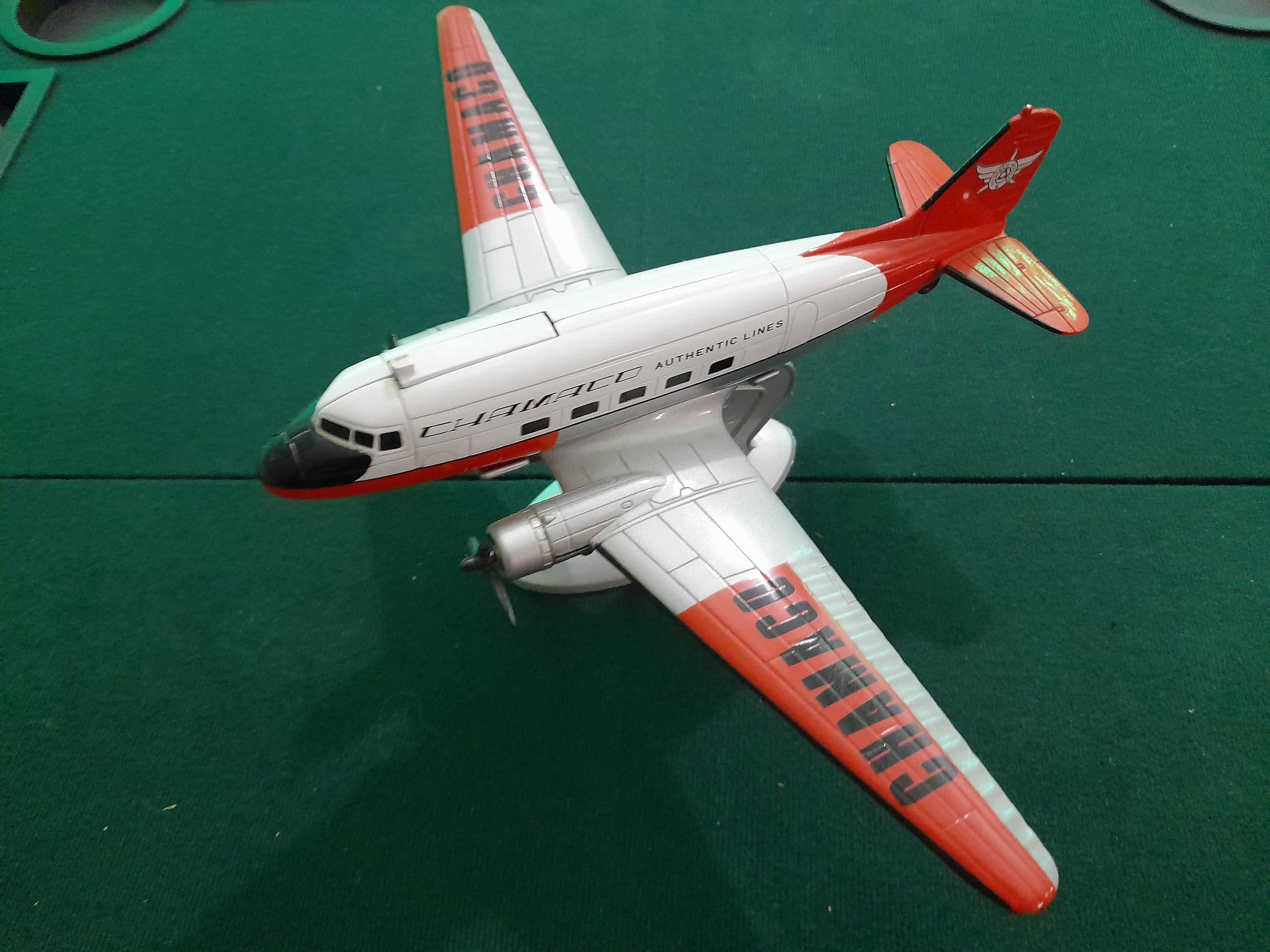 Réplica da Aeronave  Douglas DC-3  Usada, com menos uma pá de Hélice.