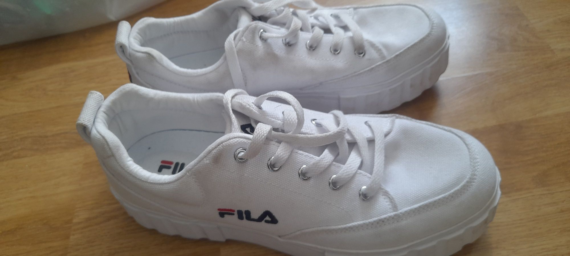 Buty na koturnie podwyższone Fila Białe Sneakersy