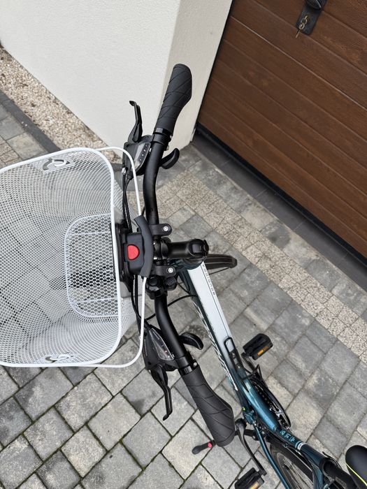 Damski rower miejski Northec Boudicca jasny bialy niebieski koszyk