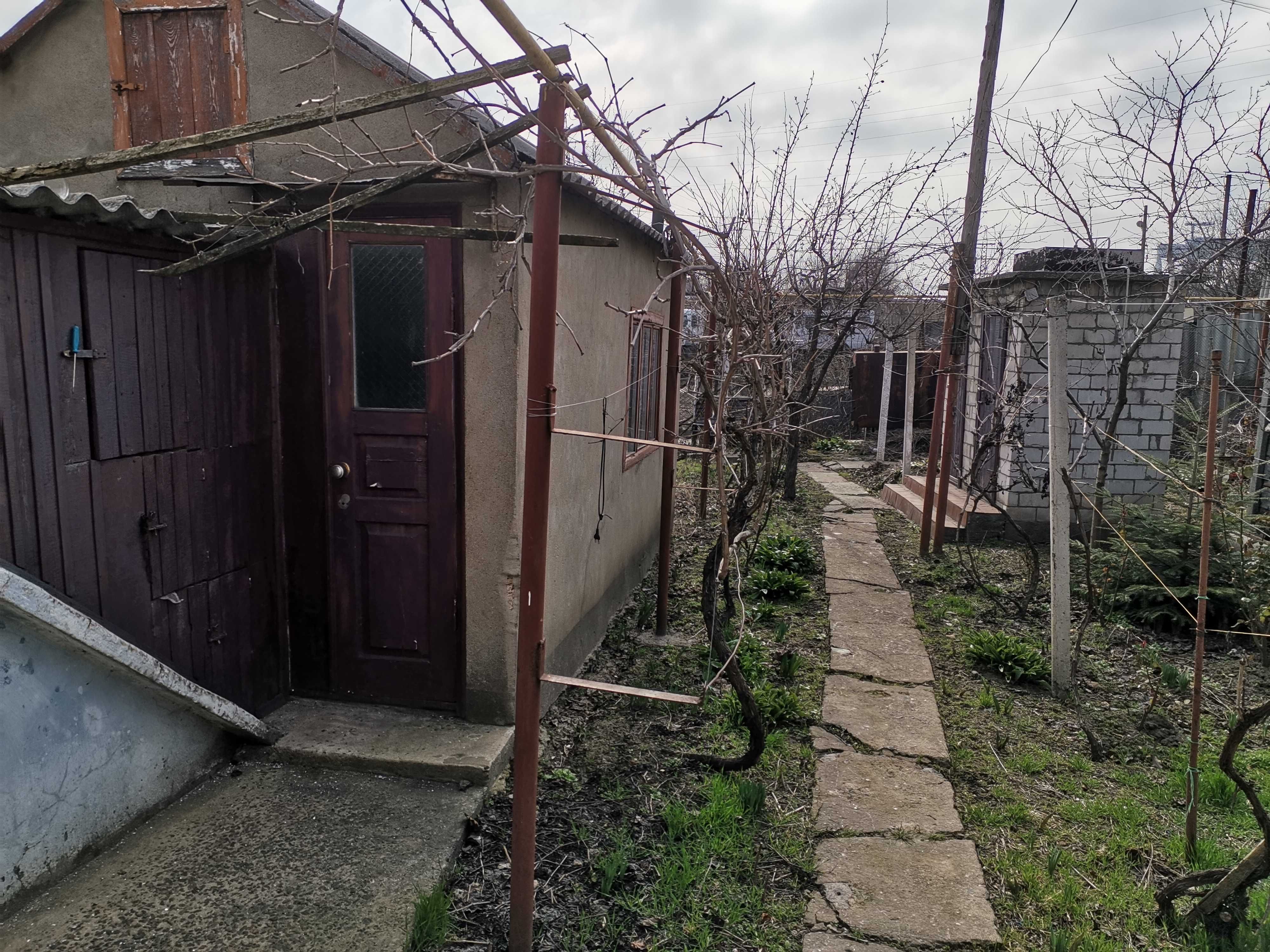 У продажу 2 кімнатний будинок с садом.