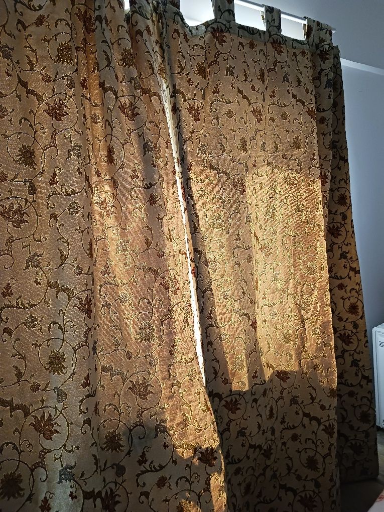 Almofadas , Chouriço e cortinas