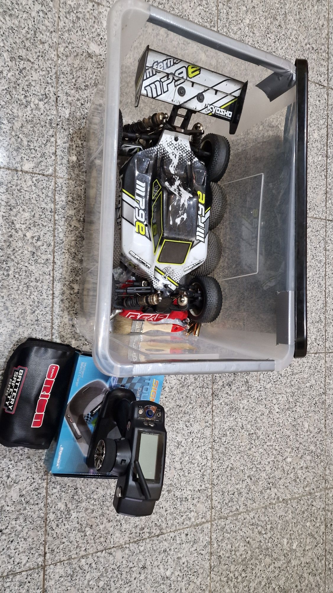 Kyosho MP9e , Rádio Futaba 4PLS , 2x baterias, carregador e suporte