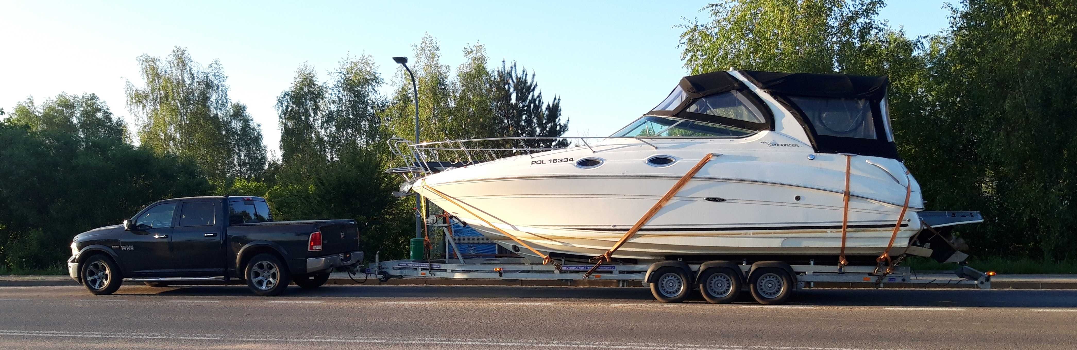 Transport jachtów i łodzi motorowych.