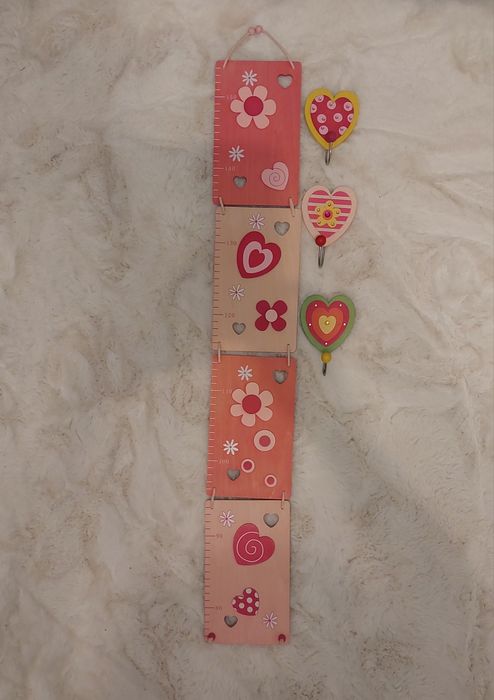 Drewniana miarka wzrostu. Haczyki ozdobne.