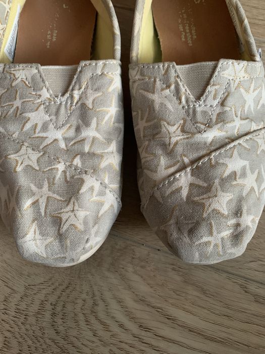 Beżowe materiałowe buty wsuwane mokasyny w gwiazdki rozmiar 36,5 Toms