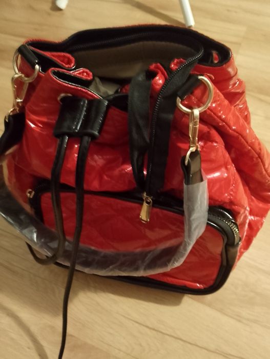 Nowa pikowana torebka listonoszka czerwona typu worek