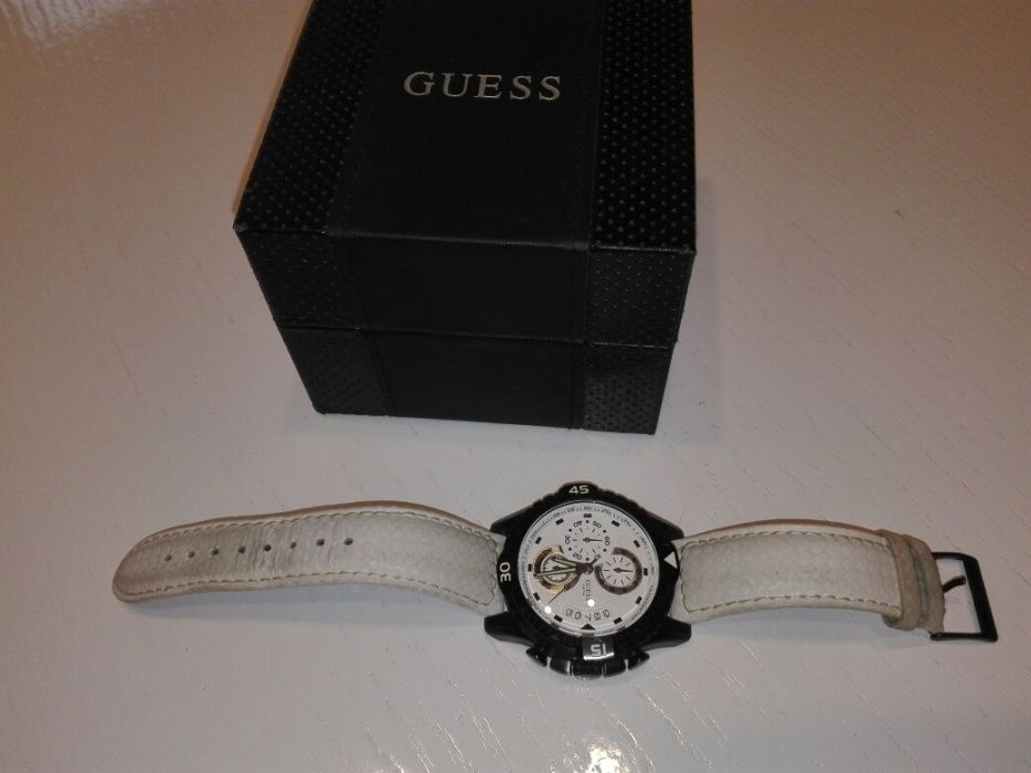 Zegarek Guess w stanie bardzo dobrym.