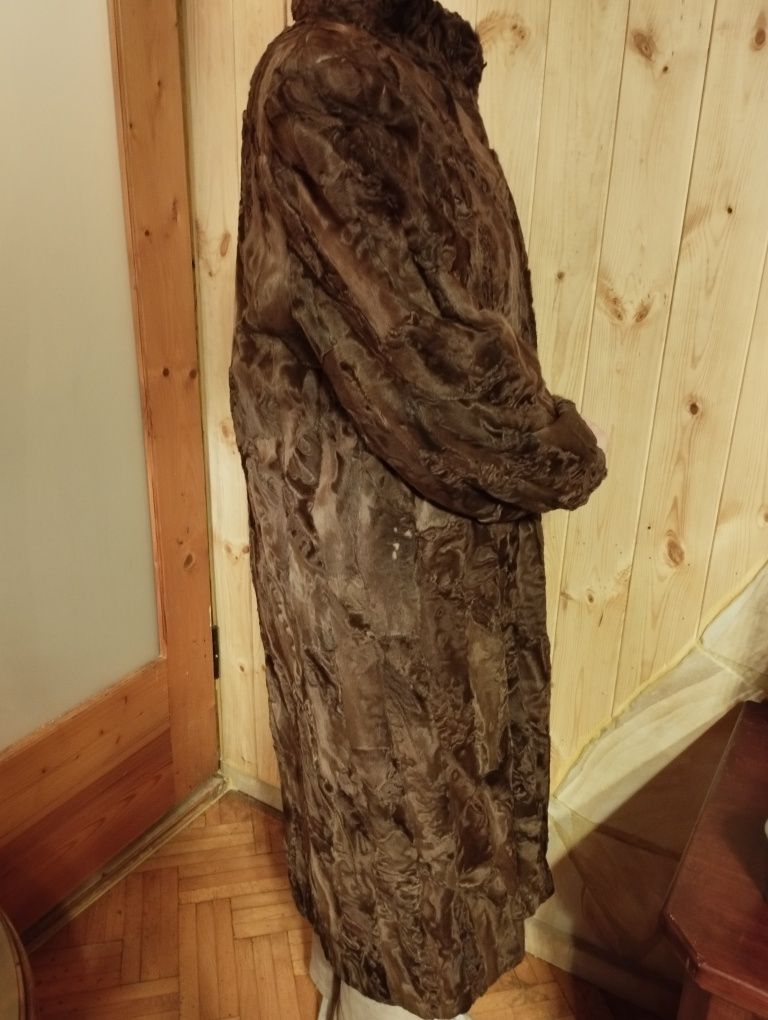 Karakuły rozm.M na ok. 170 cm wzrostu, długie