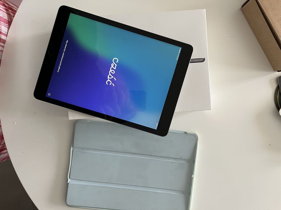 iPad 9. generacji 64 GB Wi-Fi – uszkodzony, z akcesoriami