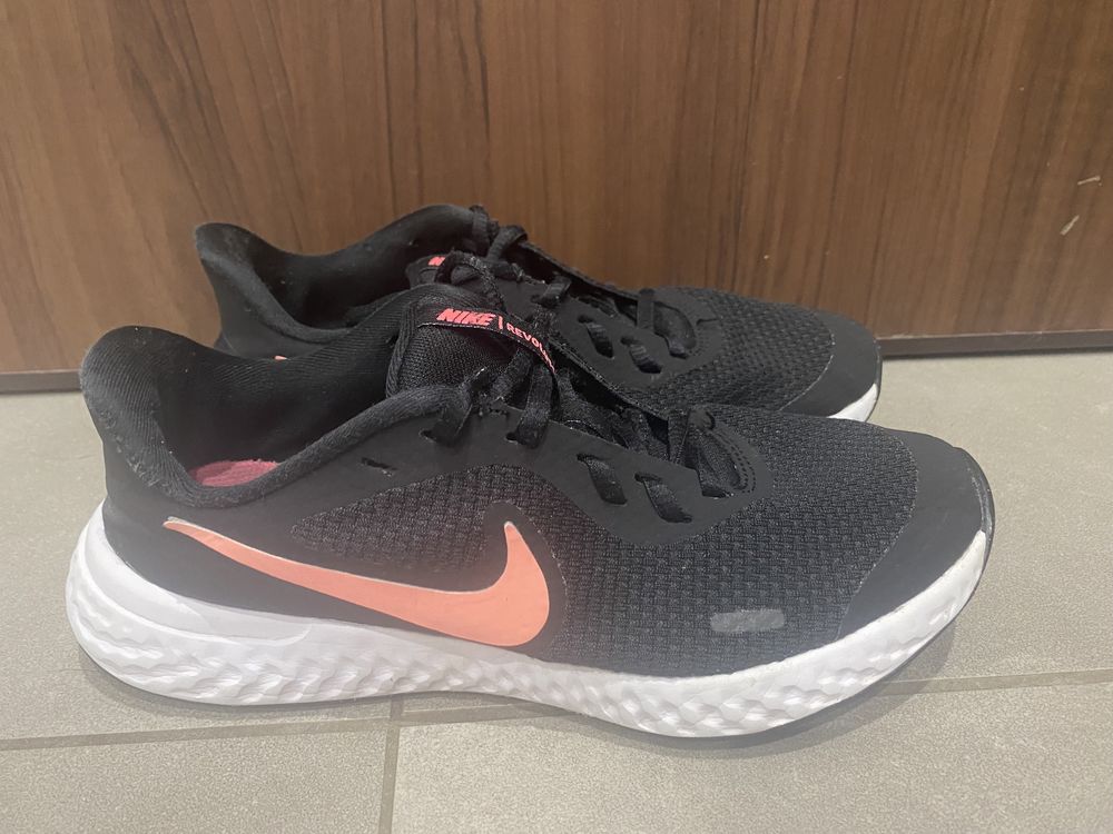 Dziewczęce Buty Nike Revolution rozm. 36,5