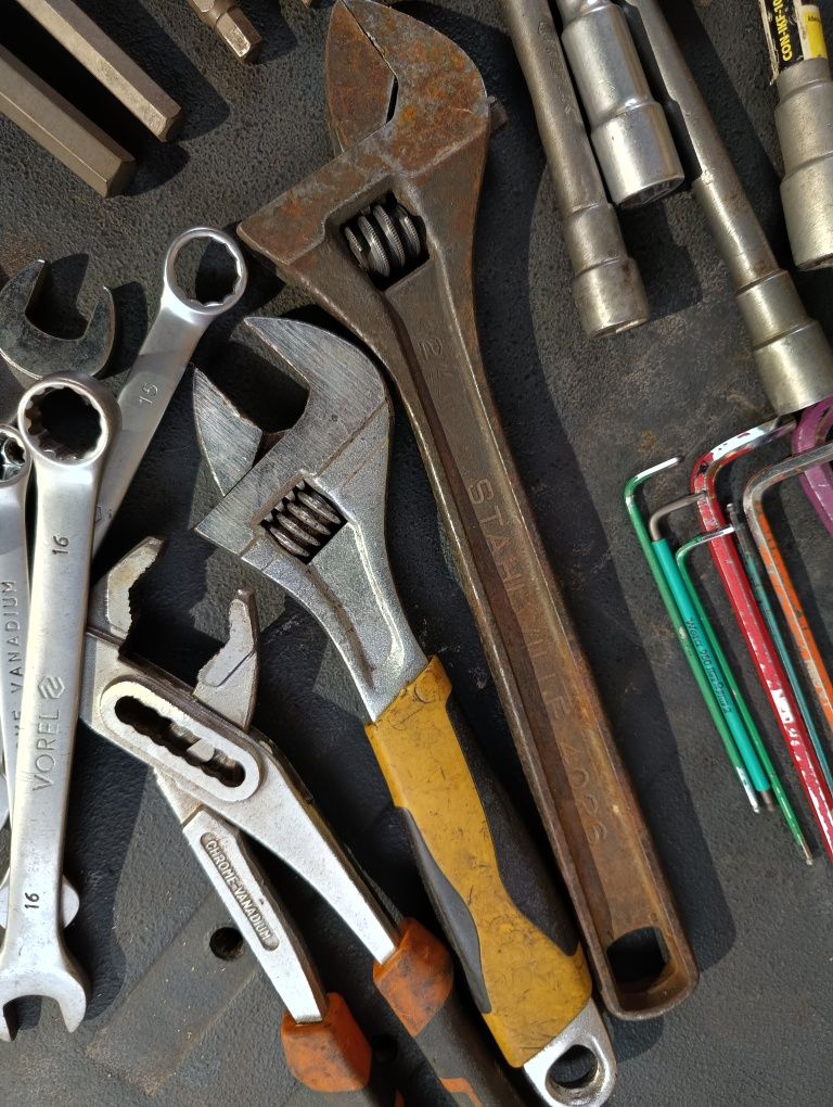 Zestaw narzędzi, kluczy + skrzynka