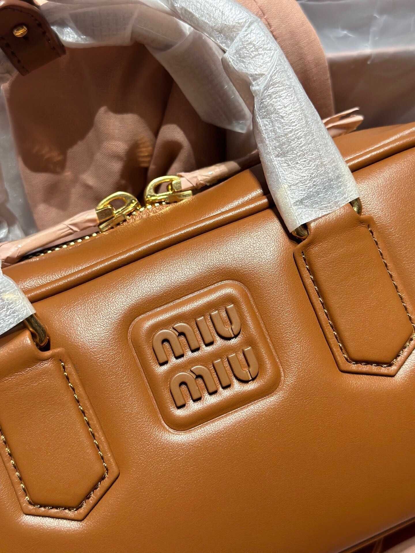 Brązowa Miu Miu Torba – Modny Akcent Codziennych Stylizacji