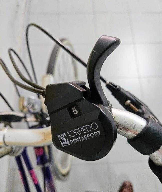 Bicicleta clássica, com 5 mudanças no cubo