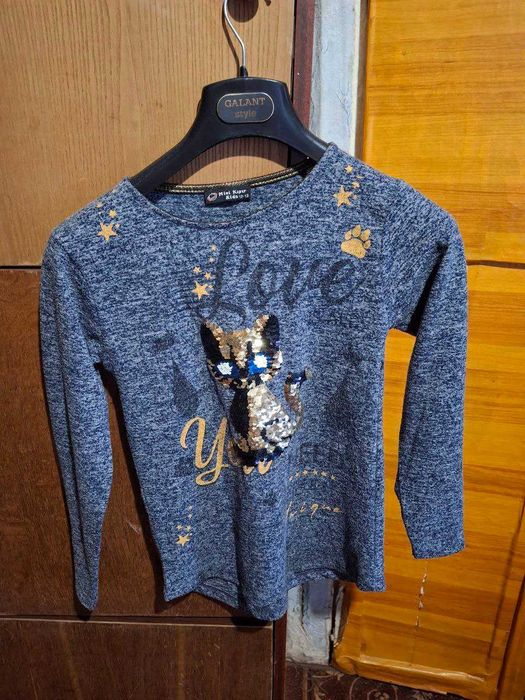 Жіноча кофтинка на 12-13 років. Світло-синя з малюнком.