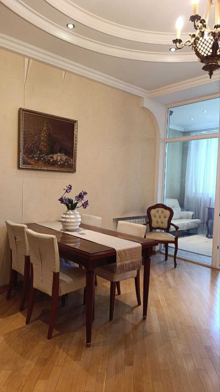 Класична квартира у клубному будинку на Французському бульварі.