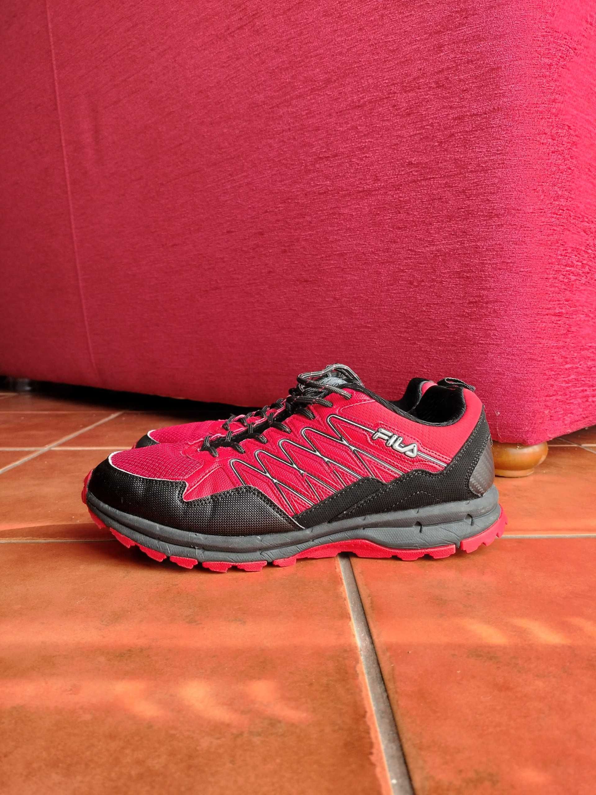 Sapatilhas fila vermelhas e pretas