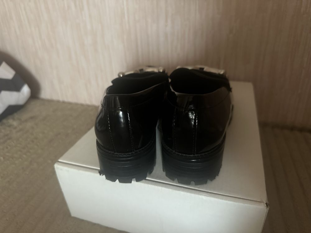 Лаковані лофери Zara