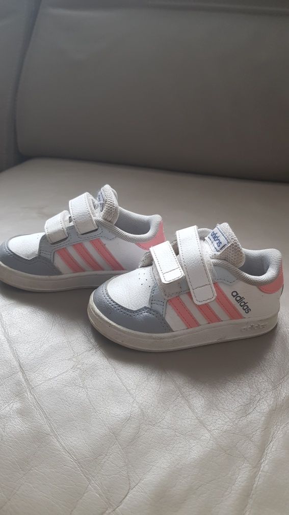 Adidaski dla dziewczynki rozmiar 21