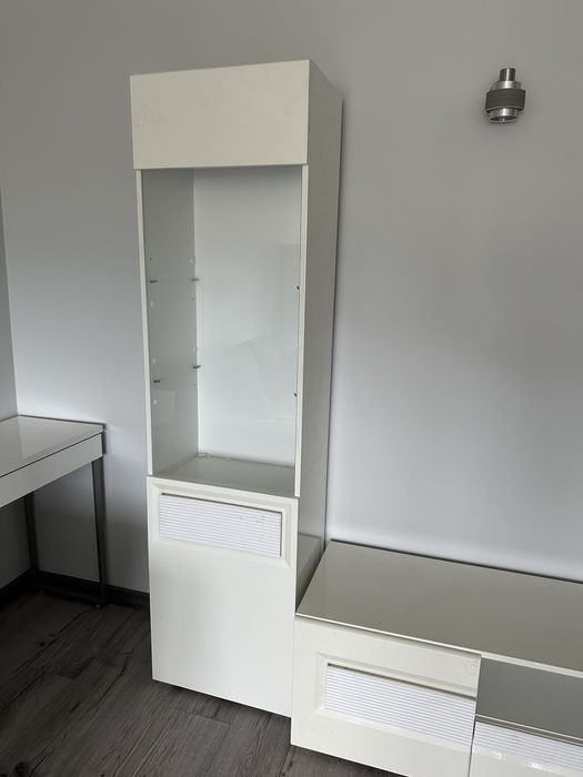 Komplet mebli białych.