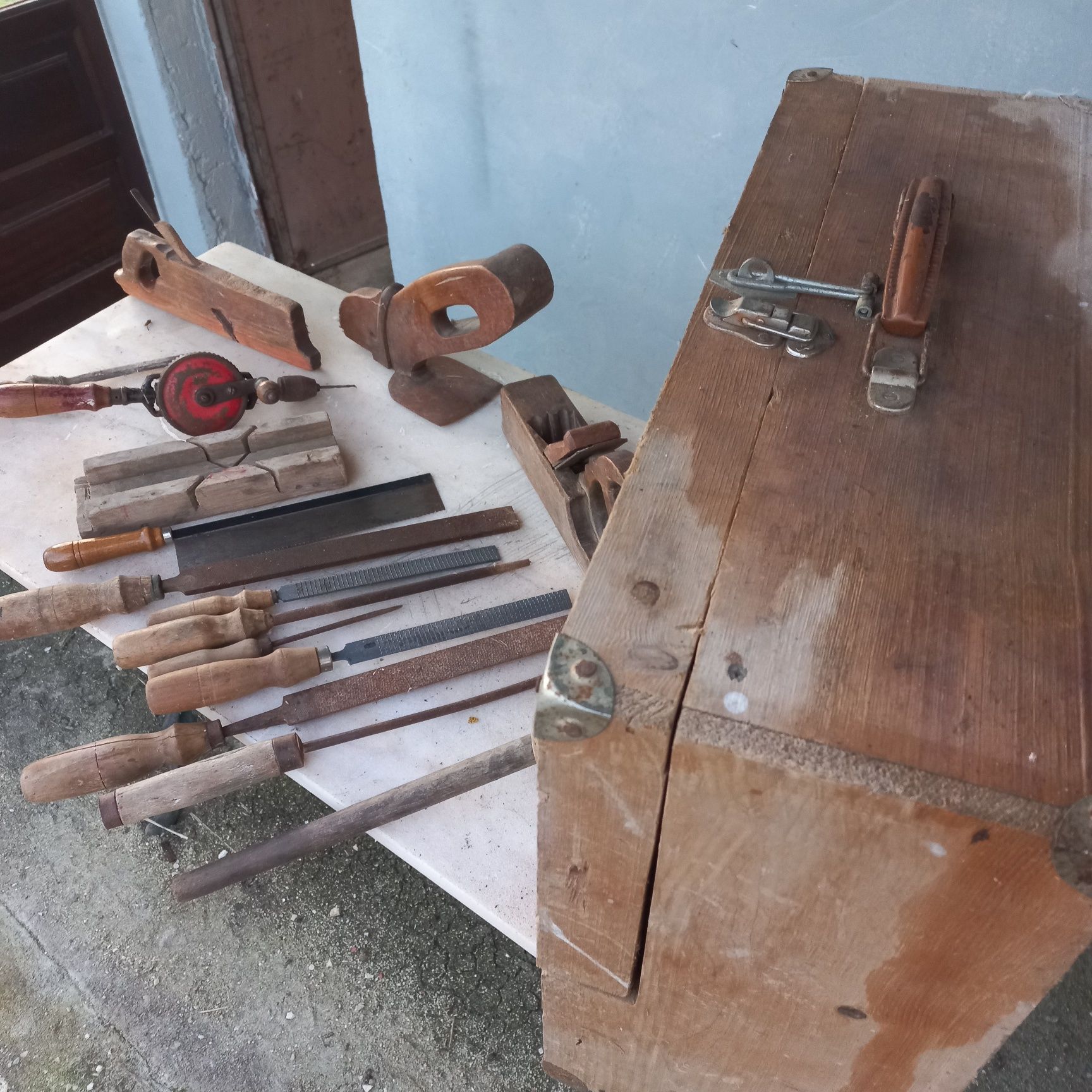 Mala  e ferramentas de carpinteiro.