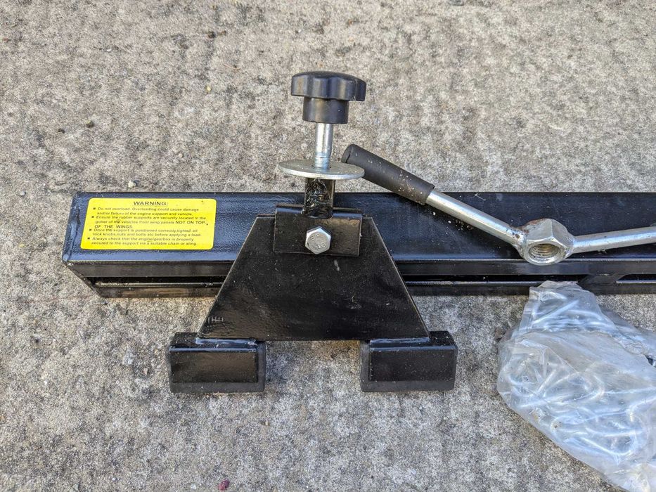 Travessa de suporte para motores