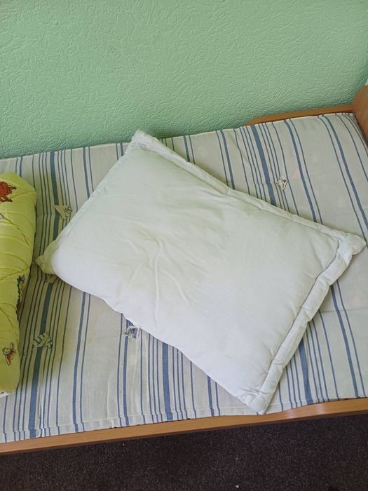Продам 3 ліжка з матрасом, гірку, килим для садочка, Мольберты
